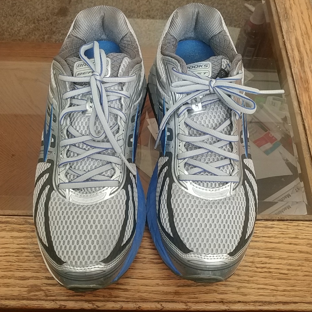 Mens size 9.5 Brooks Beast Shoes